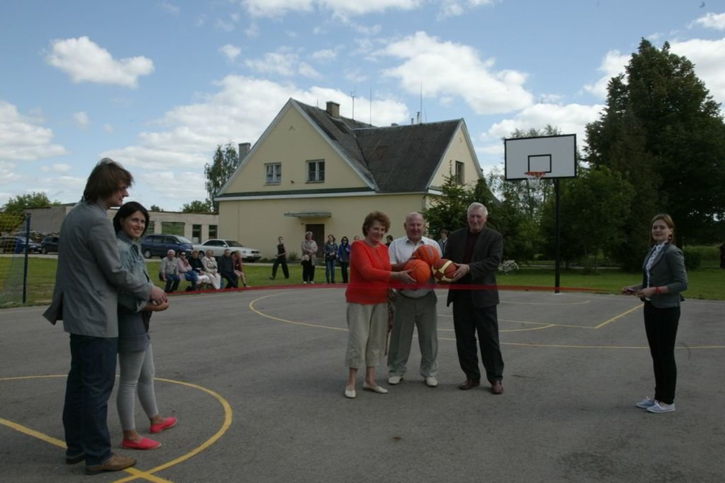Juostelę kerpa Bernatonių kaimo bendruomenės pirmininkė (iš kairės) Reda Manikienė, Panevėžio rajono tarybos narys Petras Nevulis, ir Panevėžio seniūno pavaduotojas Alvydas Atkočius.