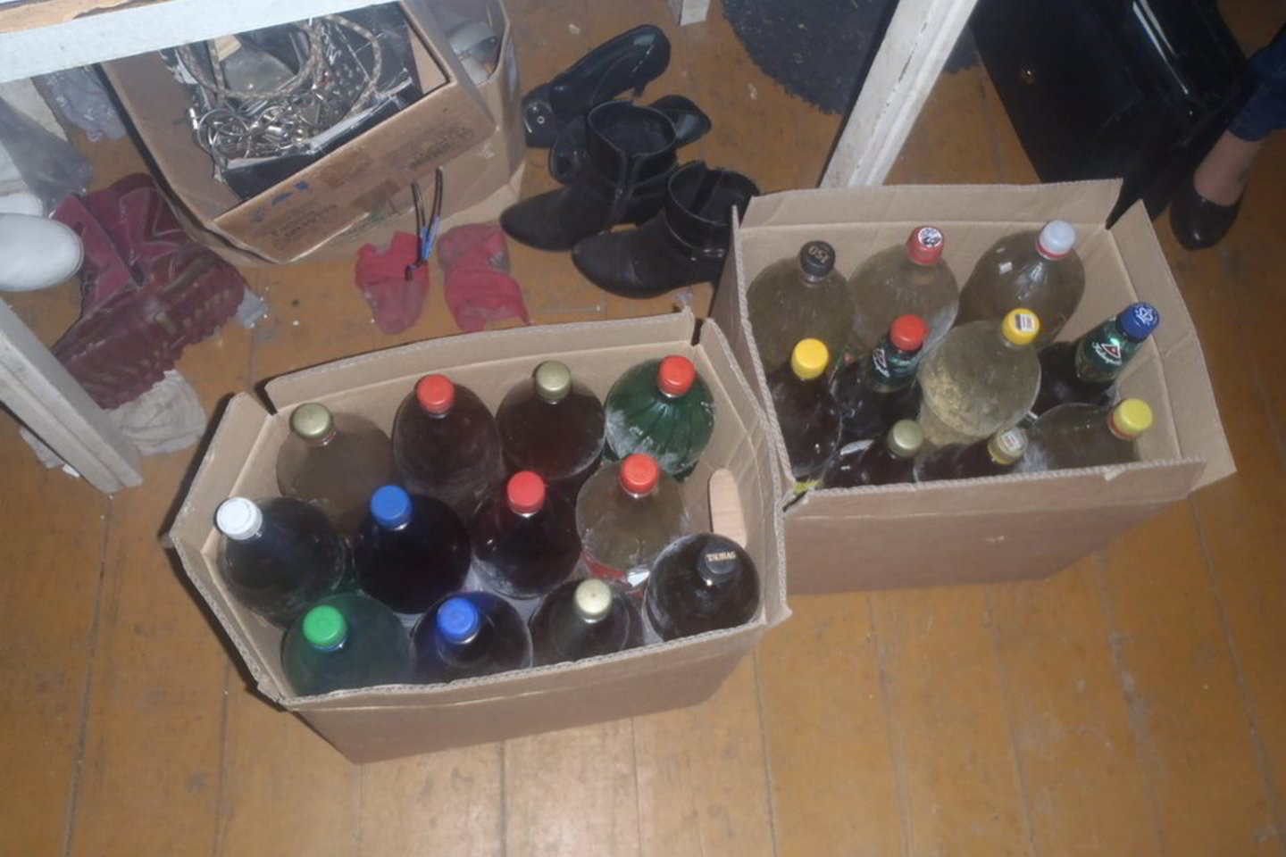 Eišiškių miestelio gyventojos bute buvo rasta apie 45 litrai naminės degtinės.