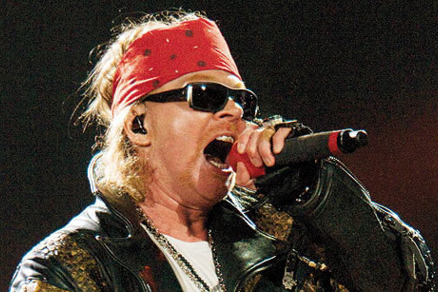 Paryžiaus vagys iš „Guns n'Roses“ lyderio Axlo Rose'o, kuris Prancūzijos sostinėje surengė privatų koncertą, pavogė auksinių kaklo papuošalų ir deimantų už maždaug 200 tūkst. dolerių.