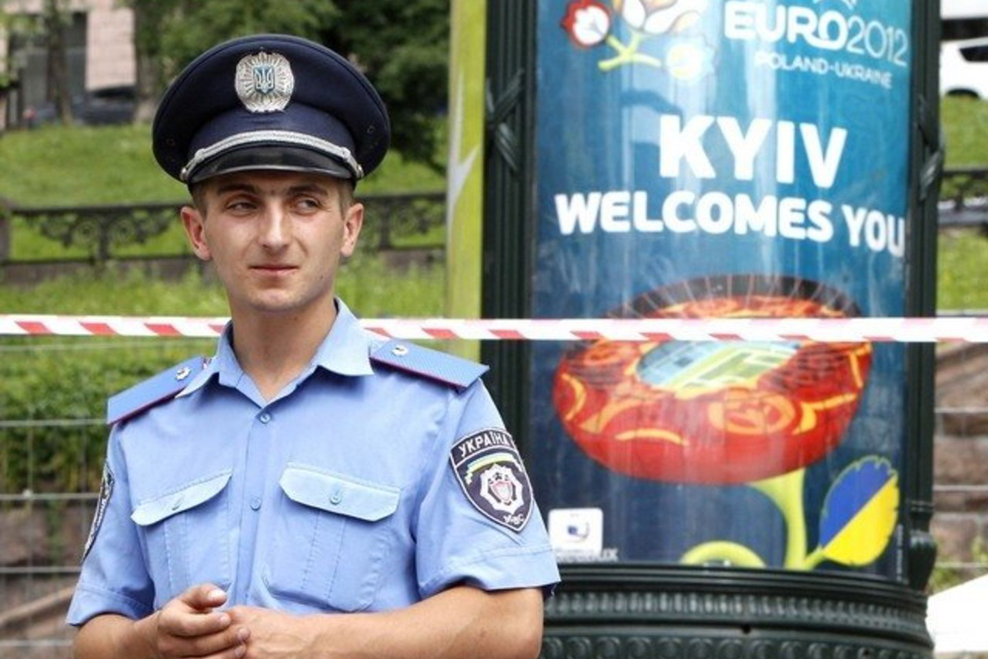 Ukrainos milicininkams uždrausta gliaudyti saulėgrąžas, prašyti iš užsienio sirgalių cigarečių ir suvenyrų.