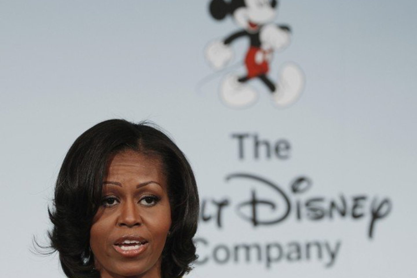 Pirmoji šalies dama Michelle Obama, kuri aktyviai dalyvauja su vaikų nutukimu kovojančiose kampanijose, pasveikino šią iniciatyvą.