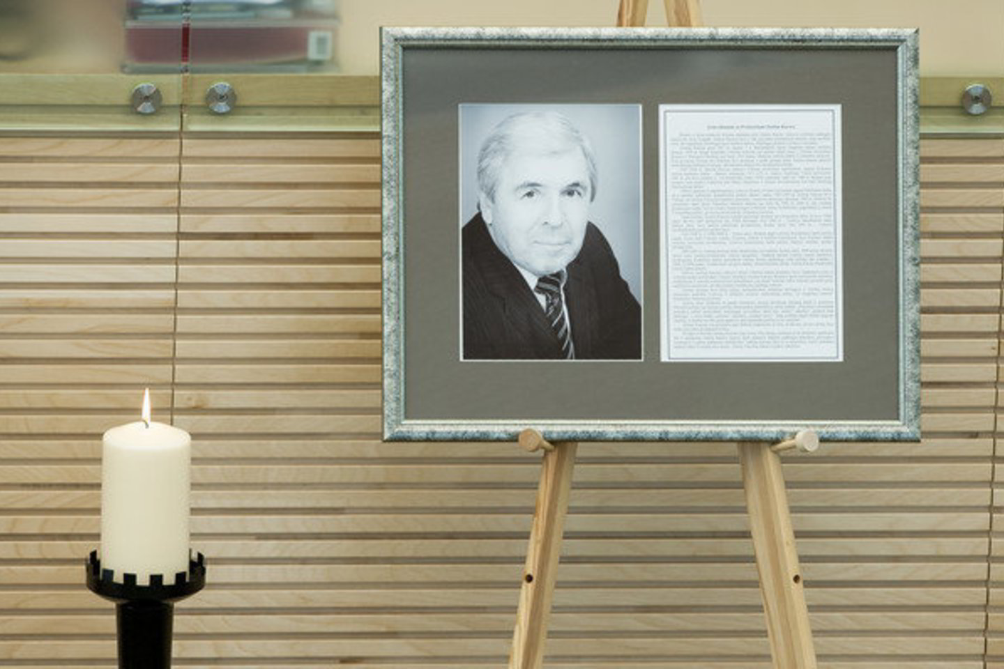 Seimo nariai tylos minute pagerbė mirusį J. Karosą.