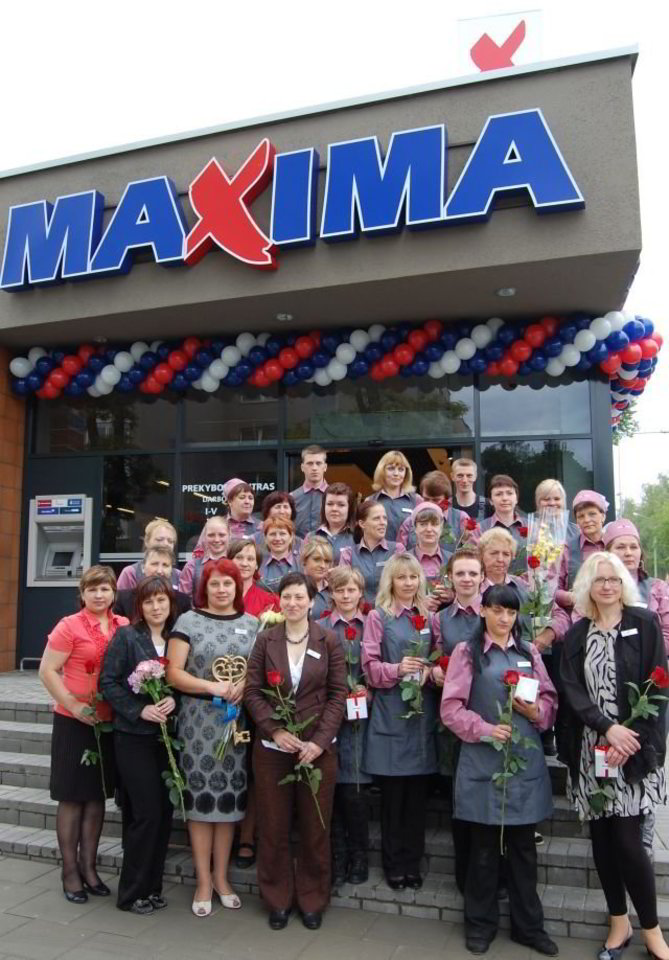 Parduotuvės darbuotojai susirinkę prie rekonstruotos „Maximos X“ Antakalnyje, Vilniuje.