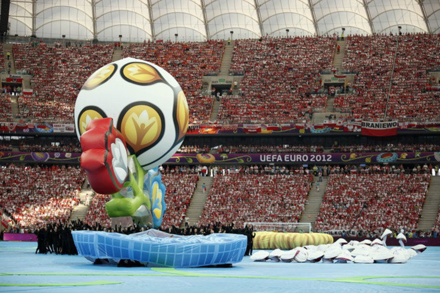 Europos futbolo čempionato atidarymo akimirkos.