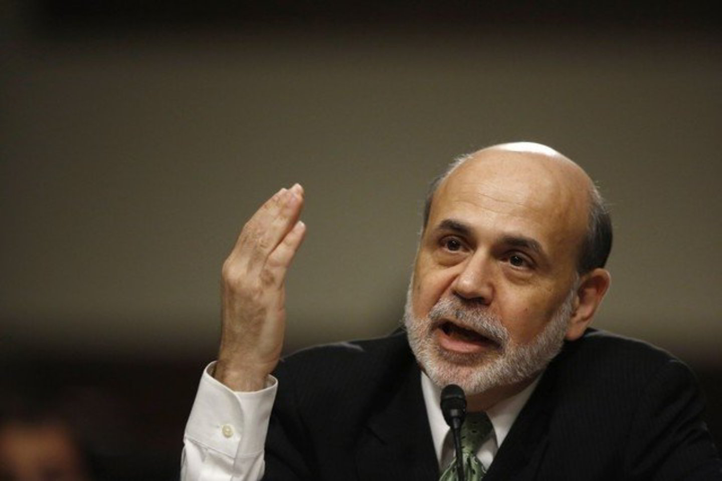 Fed vadovas B. Bernanke teigė, kad centrinis bankas ir toliau akylai stebės JAV ekonomiką ir jei prireiktų, skubiai imsis tinkamų veiksmų.