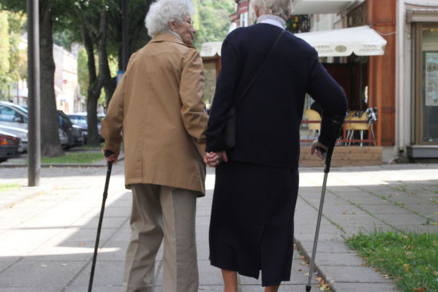 Abiejų seserų amžius kartu sudėjus yra 213 metai.