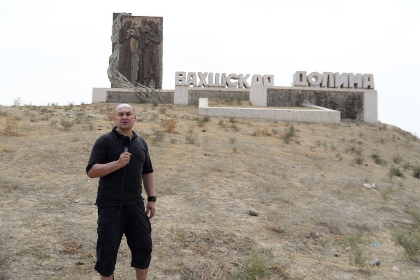Filme nuolat pinasi dvi siužeto gijos – paminklo statyba ir detektyvinė istorija, kaip vienas iš jaunuolių ieško savo proprosenelės kapo.