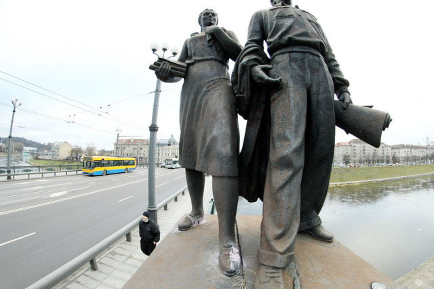 Socialinio realizmo kareivių, darbininkų, valstiečių ir studentų skulptūros ant Žaliojo tilto buvo pastatytos 1952 metais.
