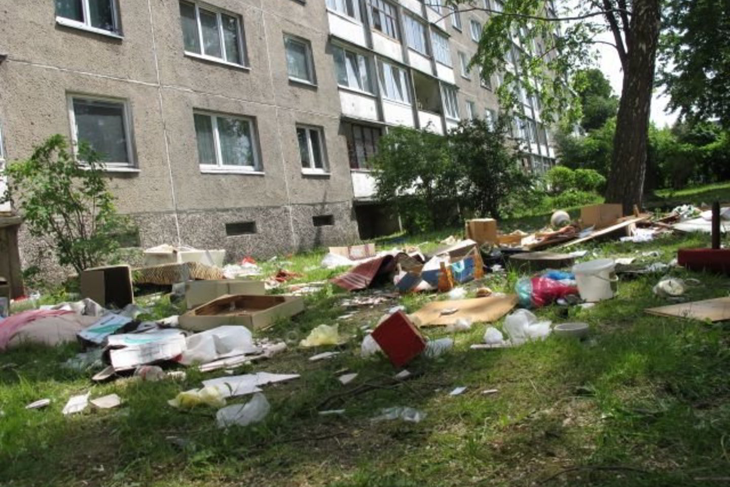 Ketvirtadienio popietę prie namo ant žolės mėtėsi didelė krūva daiktų.