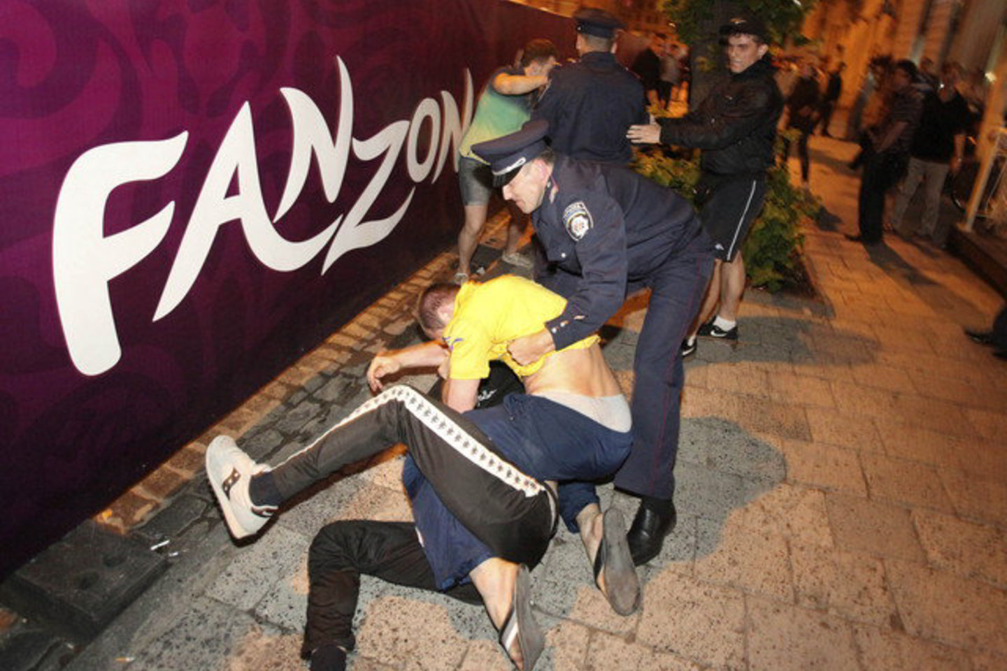 Ukrainoje, Lvovo mieste, policijos pareigūnams teko raminti aistruolių zonoje susikibusius ukrainiečių ir rusų sirgalius.