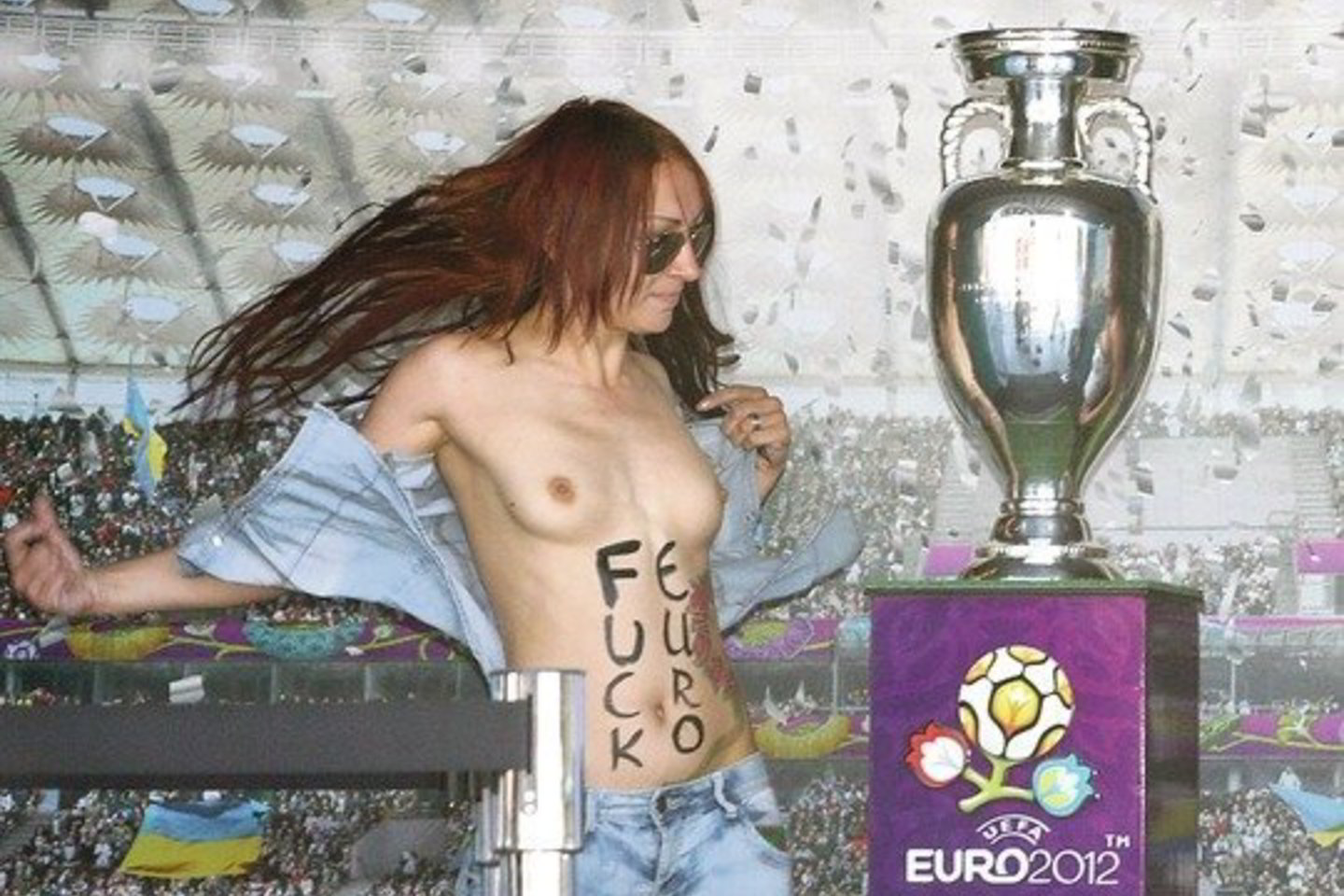 Moterų judėjimo „Femen” aktyvistės prieš čempionatą ragino atkreipti dėmesį, kad Ukrainoje klestinti prostitucija dangstoma korumpuotų pareigūnų.