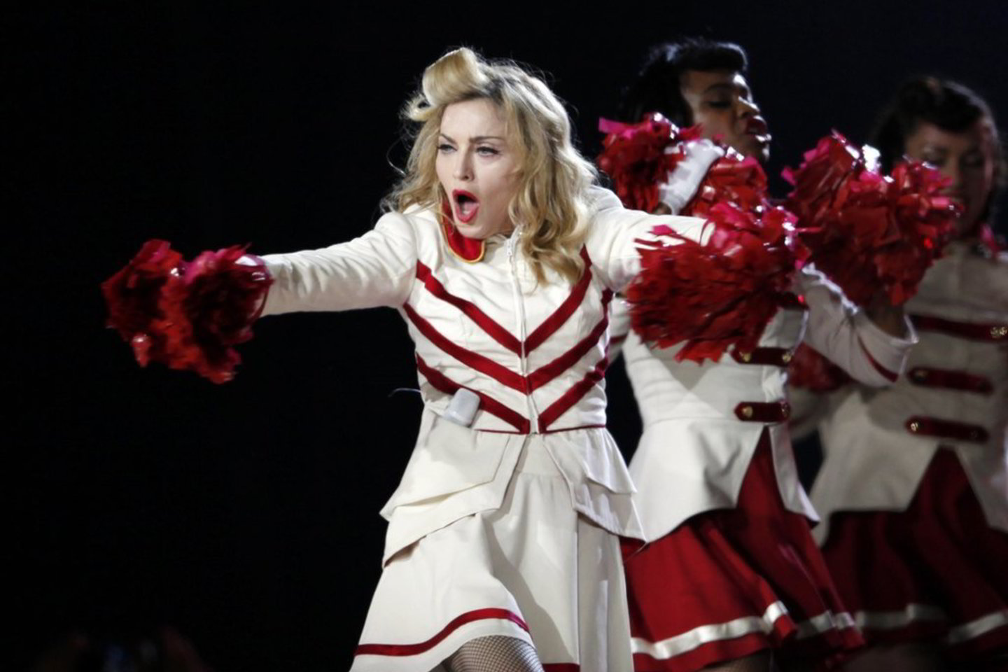 53-ejų Madonna gastrolėse MDNA demonstruoja, kad neprarado gebėjimo elgtis provokuojamai.
