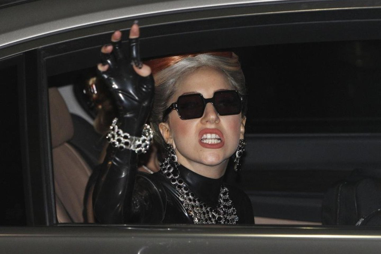 Lady Gaga baigė pasirodymą Naujojopje Zelandijoje, nors scenoje patyrė smegenų sukrėtimą.