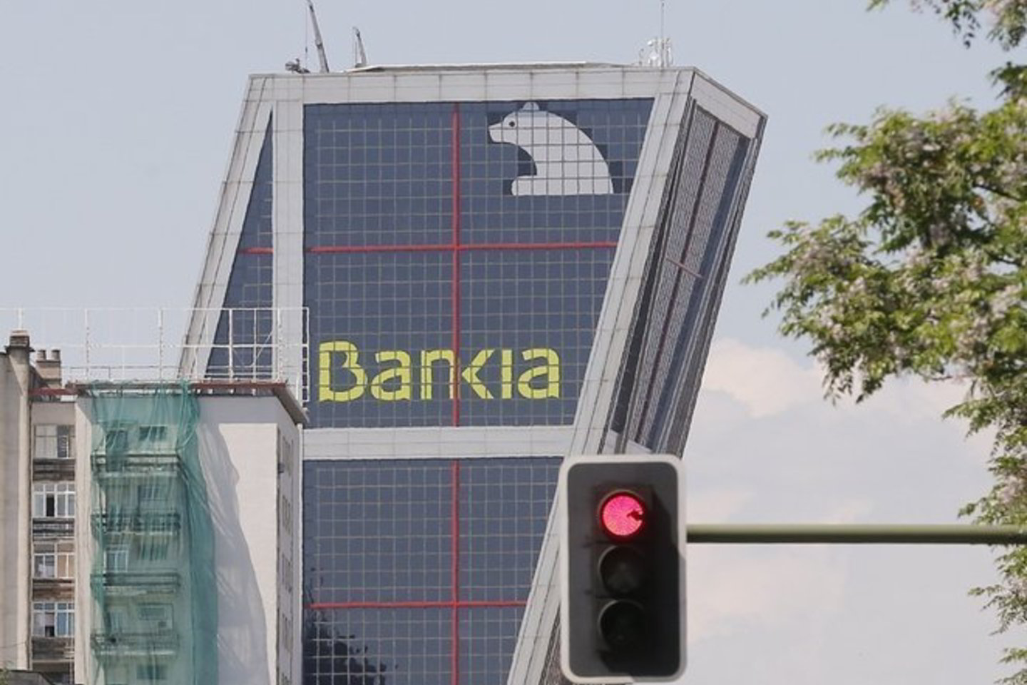 Probleminio Ispanijos banko „Bankia“ akcijos pabrango daugiau nei 18 procentų po pranešimų, kad ES valdžia skirs lėšų Ispanijos bankams gelbėti.