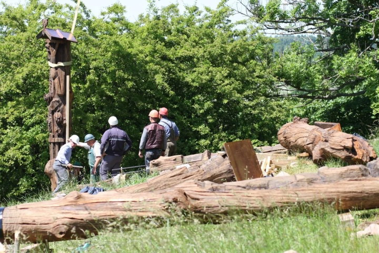 Ąžuolinių skulptūrų ansamblį prieš 4 dešimtmečius kūrė grupė Lietuvos medžio meistrų bei kalvių.