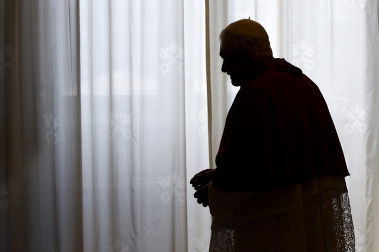 Tyrėjai nori sužinoti daugiau apie didžiules sumas, kurios, manoma, buvo atsidūrusios kunigo sąskaitoje, ir išsiaiškinti, ar tai buvo pinigų plovimo operacijos, kurias vykdė šiuo metu besislapstantis mafijos bosas.