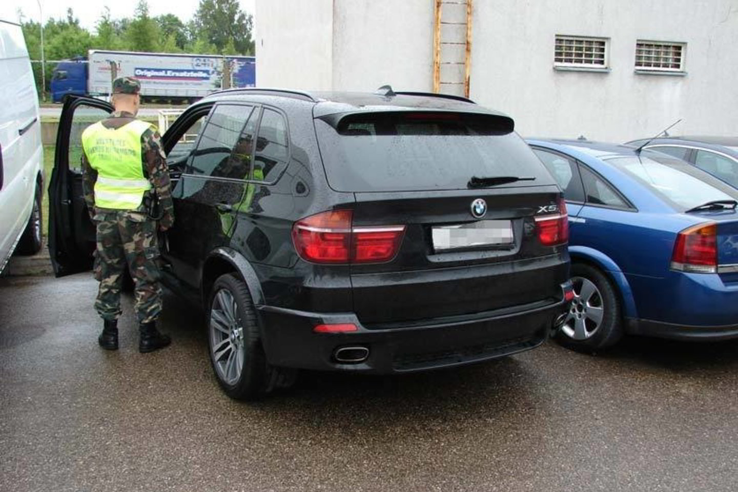 besiaiškinantys VSAT Varėnos rinktinės pareigūnai.