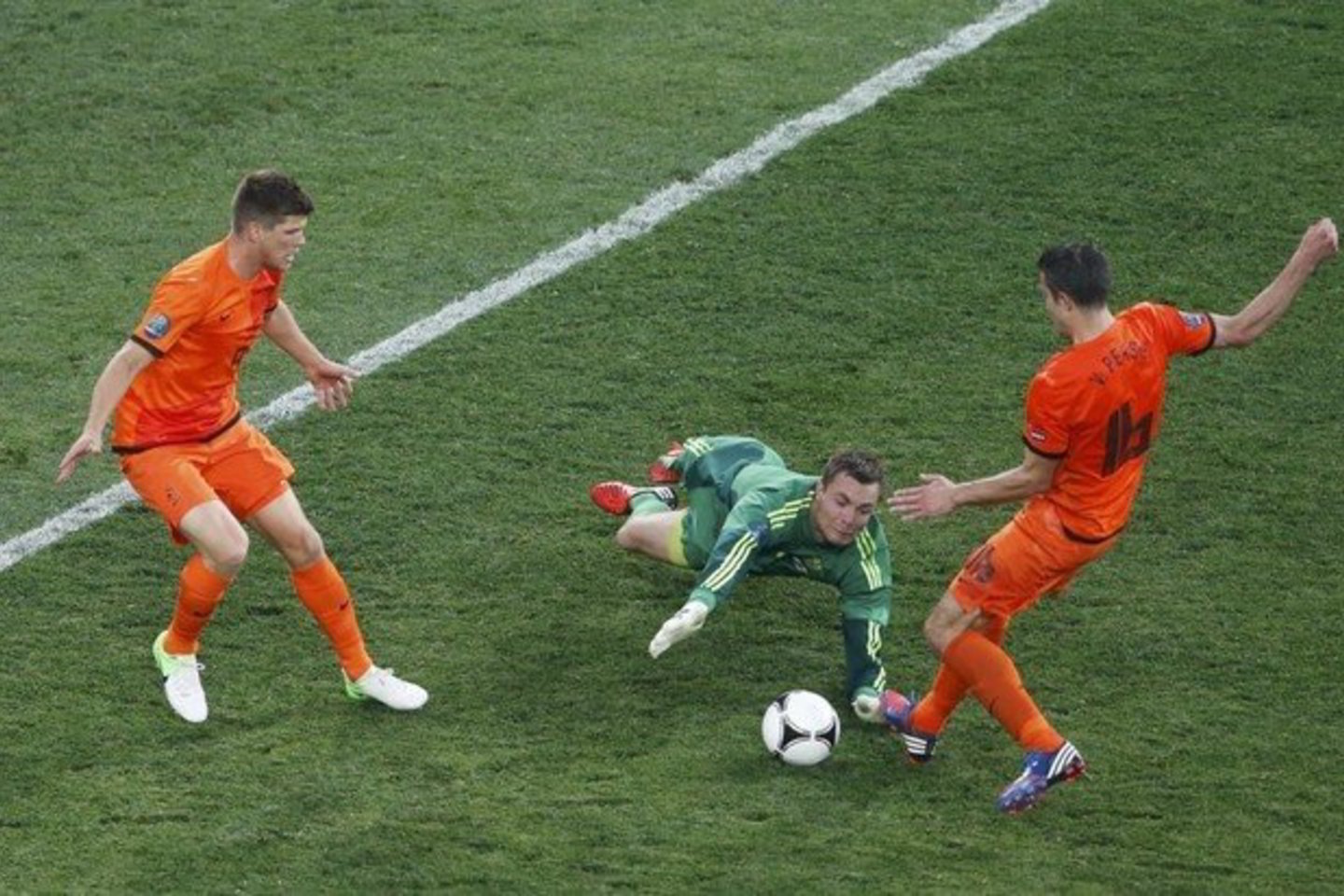 Olandų puolėjai K.J.Huntelaaras (kairėje) ir R.van Persie nesugebėjo pergudrauti Danijos rinktinės vartininko.