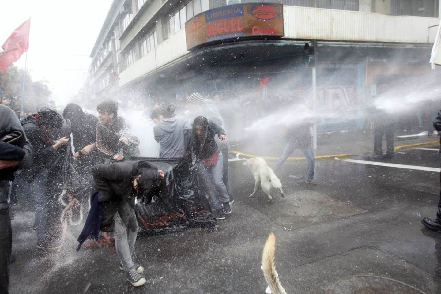Protestuotojai keliose miesto centro vietose užpuolė policijos pareigūnus.