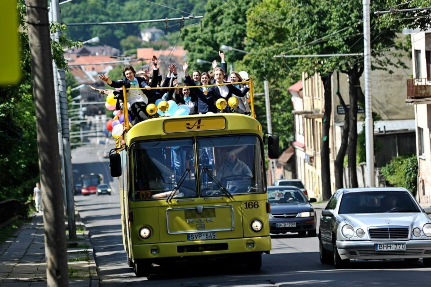 1 vieta. Kauno Antano Smetonos gimnazijos Paskutinis skambutis. Rūtos Morozovaitės nuotrauka. Portalo lrytas.lt "Facebook" profilyje surinko per 1100 balsų.