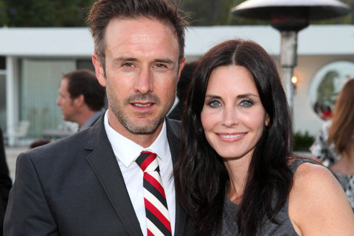 Holivudo aktorius Davidas Arquette'as įkalė vinį į savo santuokos su aktore Courtney Cox-Arquette karstą ir pateikė prašymą skyryboms po dvejus metus trukusio gyvenimo skyrium.