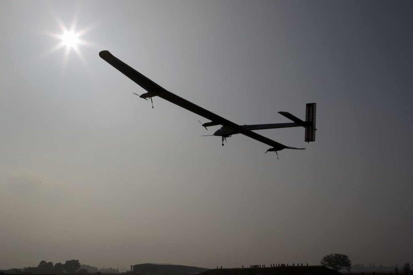 Stiprus priešinis vėjas privertė saulės energija varomą lėktuvą „Solar Impulse“ trečiadienį nutraukti skrydį per Maroką.