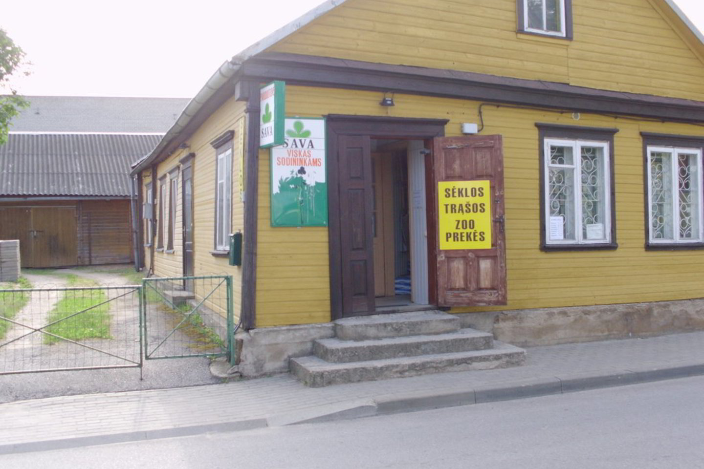 Parduotuvės „Sava“ savininkams ir šio namo gyventojams Anykščiuose taip ir nepavyksta iškelti taikos vėliavos.