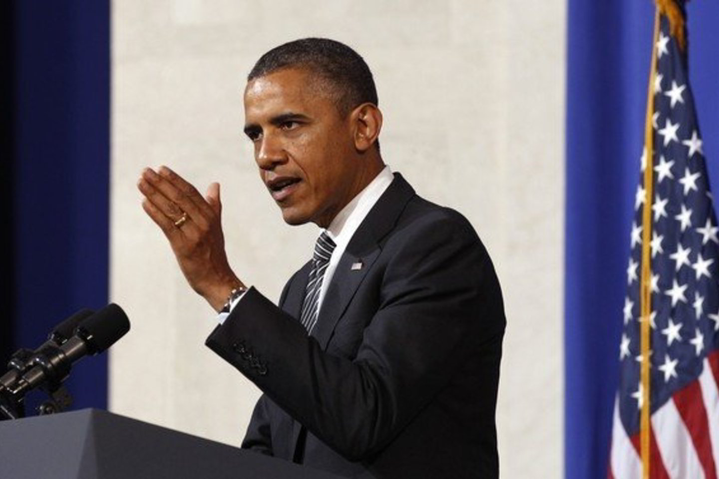 Baracko Obamos priešininkai tvirtina, kad taip sparčiai augant valstybės išlaidoms šalis artimiausiu metu gali netekti aukščiausiojo skolinimosi reitingo.