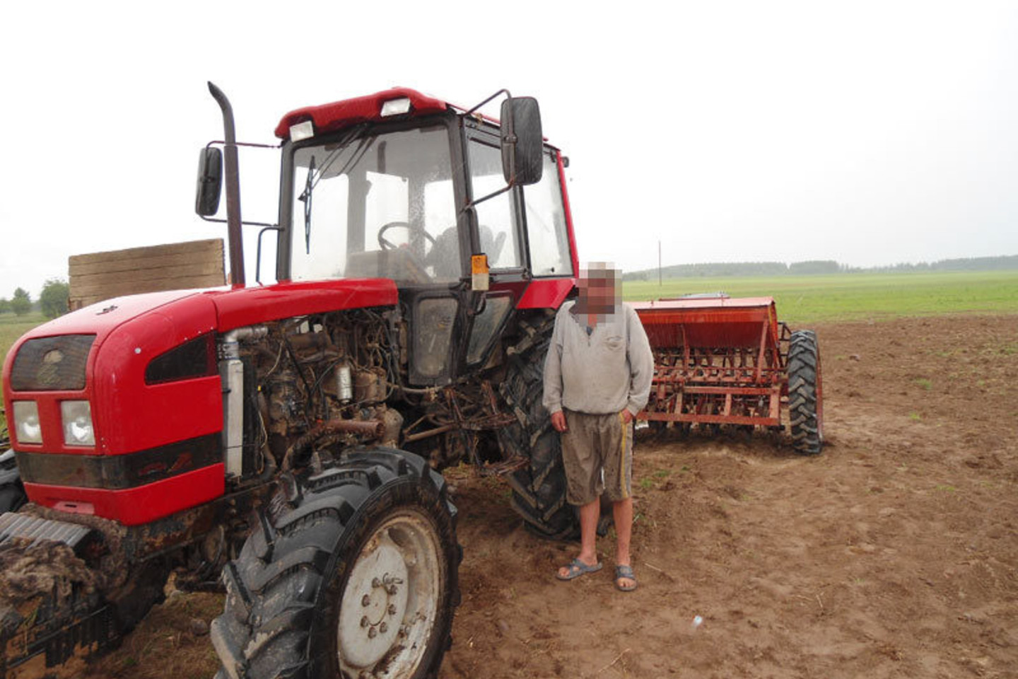 Traktorių vairavęs vyras, pamatęs tarnybinį VSAT visureigį, sustabdė „Belarus“, iššoko iš kabinos ir mėgino pasišalinti.