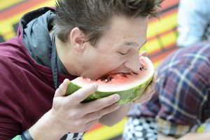 17-metis moksleivis tapo arbūzų valgymo čempionu ir laimėjo 30 kilogramų arbūzo