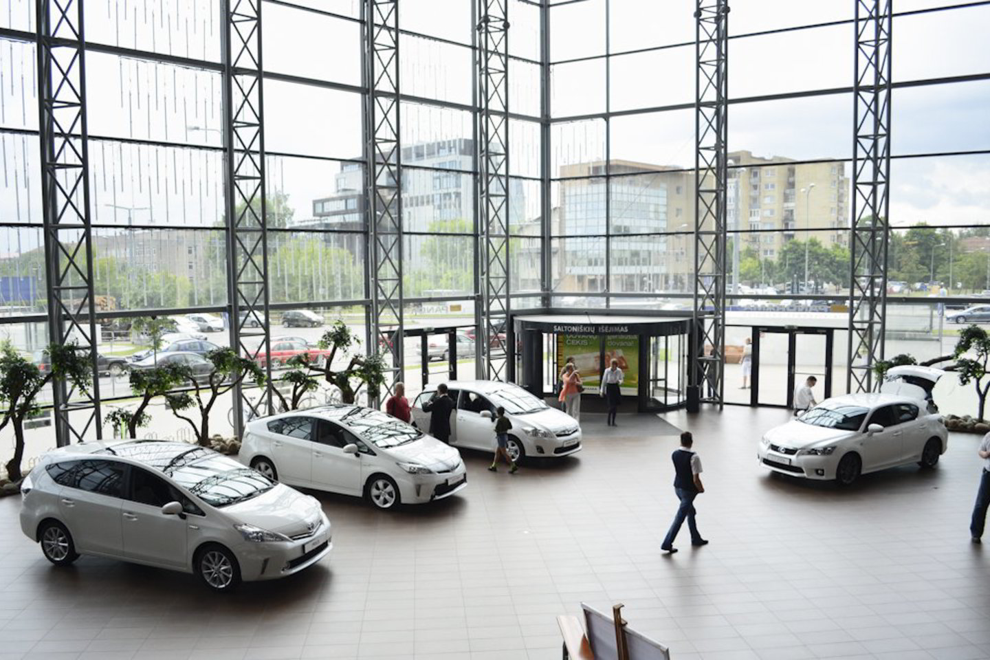 Prekybos ir laisvalaikio centre „Panorama“ prasidėjo visą šį savaitgalį truksianti hibridinių automobilių paroda „Autoplius EKO dienos“, kurios metu lankytojai galės ne tik apžiūrėti automobilius, bet ir juos išbandyti bandomuosiuose važiavimuose.