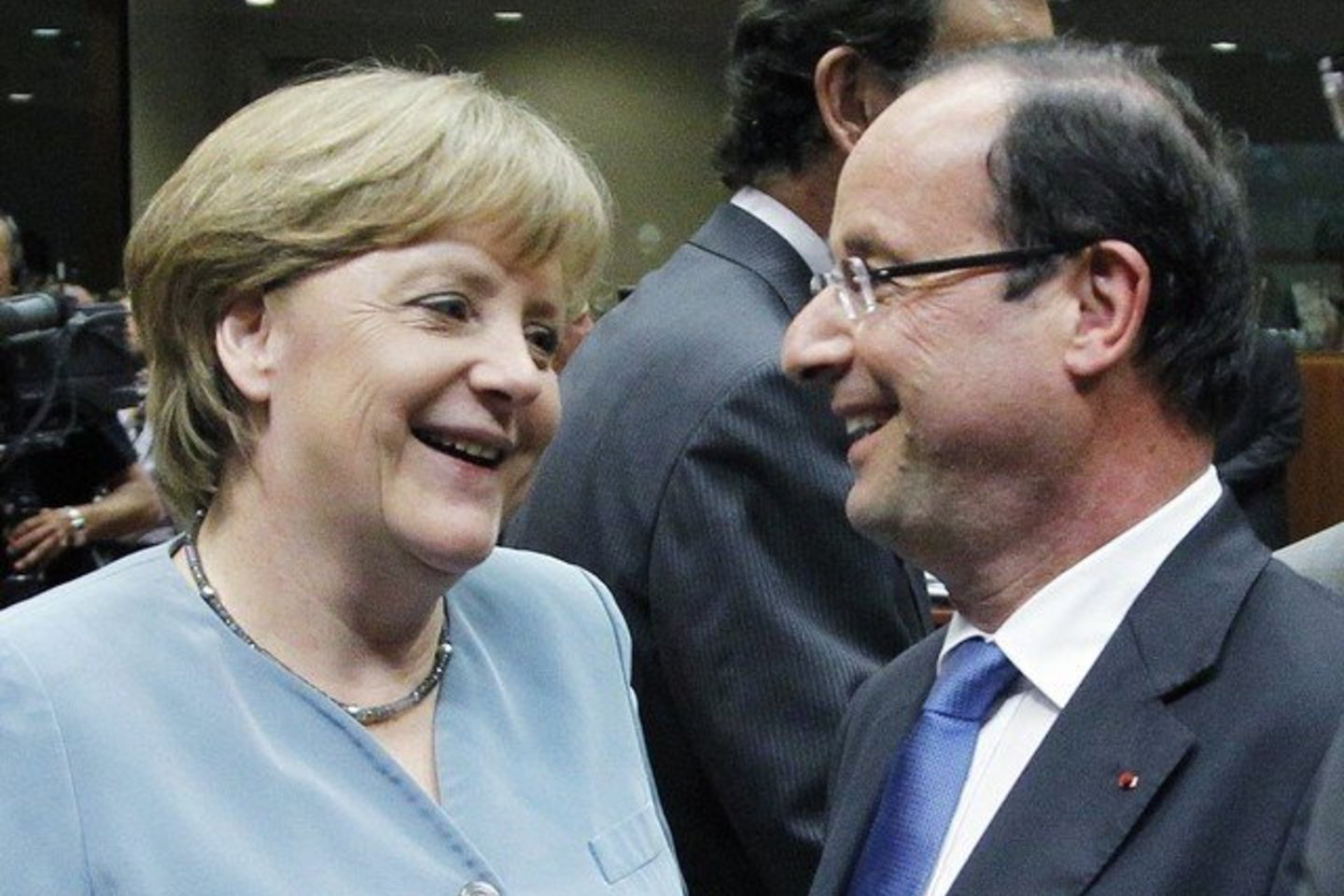 Žodžių karas tarp Vokietijos kanclerės Angelos Merkel ir naujojo Prancūzijos prezidento Francois Hollande'o dėl kovos su krize būdų tik stiprėja.