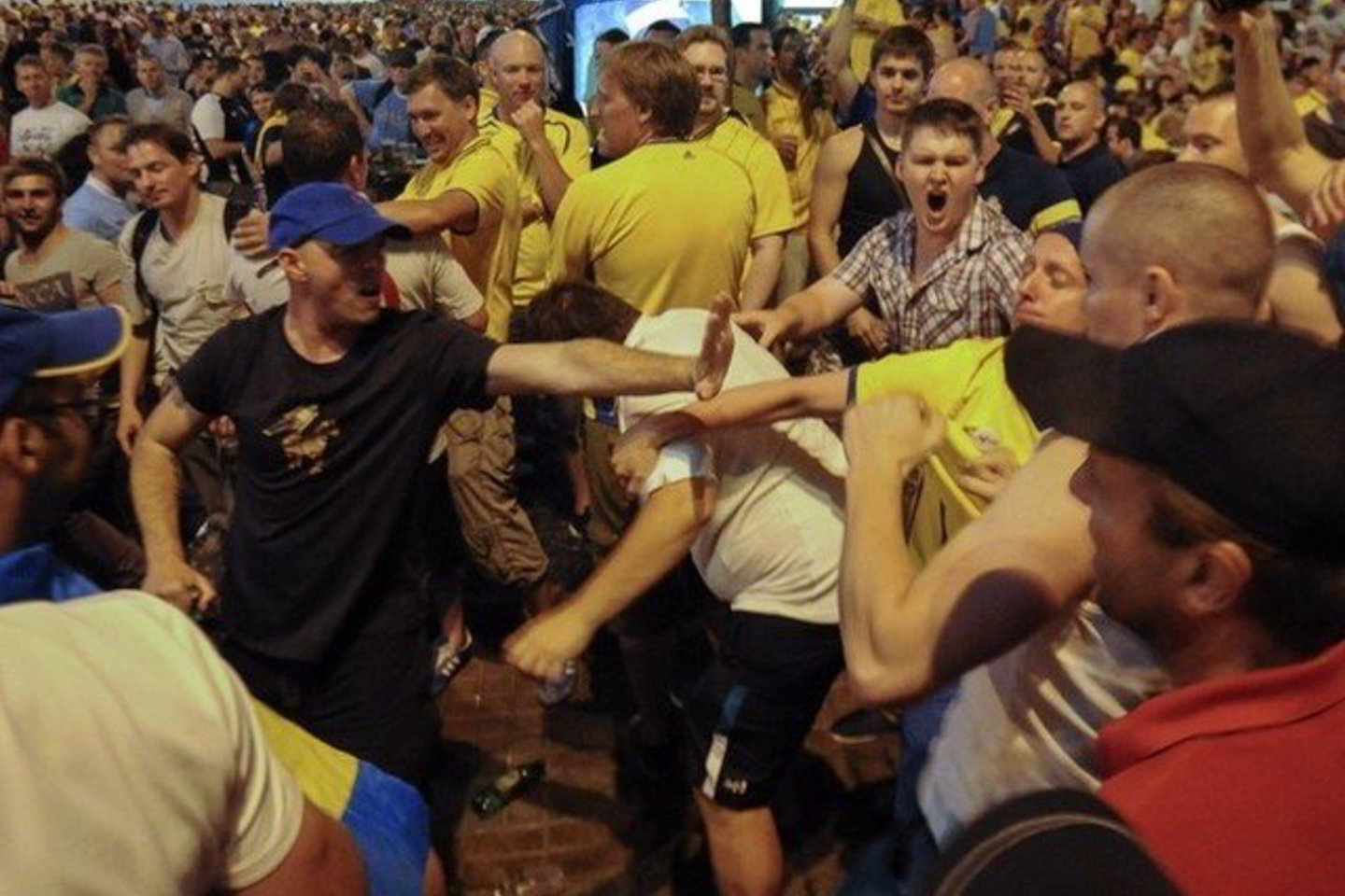 Ilgai skandavę ir vieni kitus perrėkti Švedijos ir Anglijos aistruoliai vėliau mėgino pakovoti ir kumščiais, tačiau rimtų incidentų užfiksuota nebuvo.