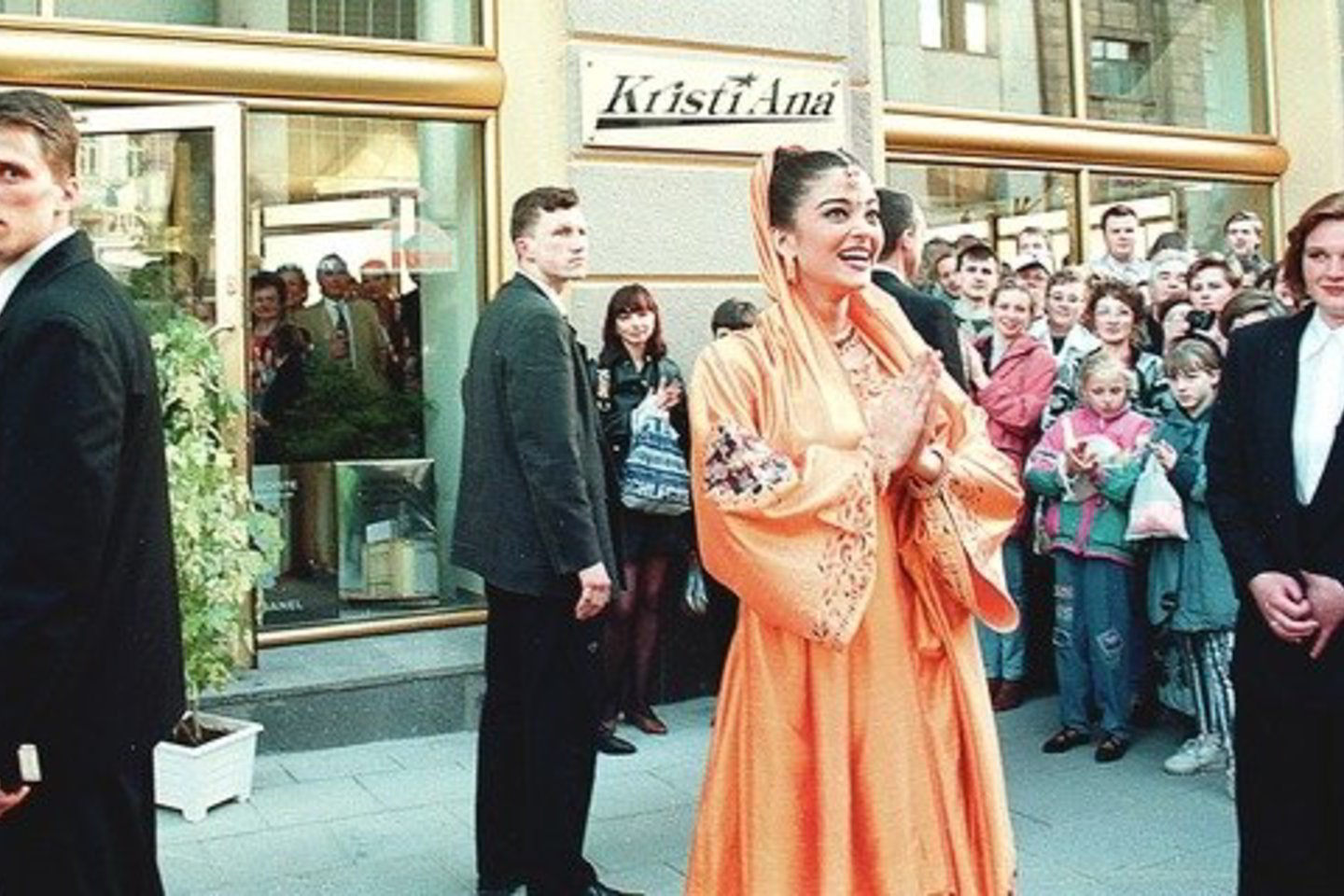 „KristiAnos” parduotuvės atidarymo 1995 metais akimirka. Vilniečius sveikina A.Rai.