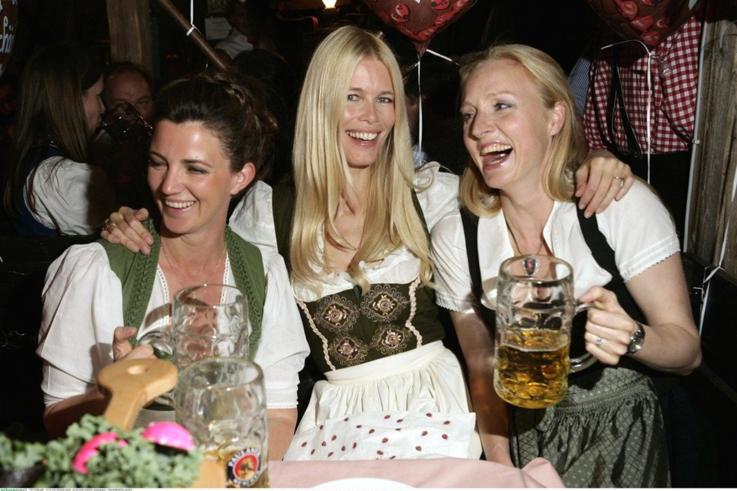„Oktoberfest“ linksmybėms neatsispiria ir žinoma manekenė C. Schiffer.
