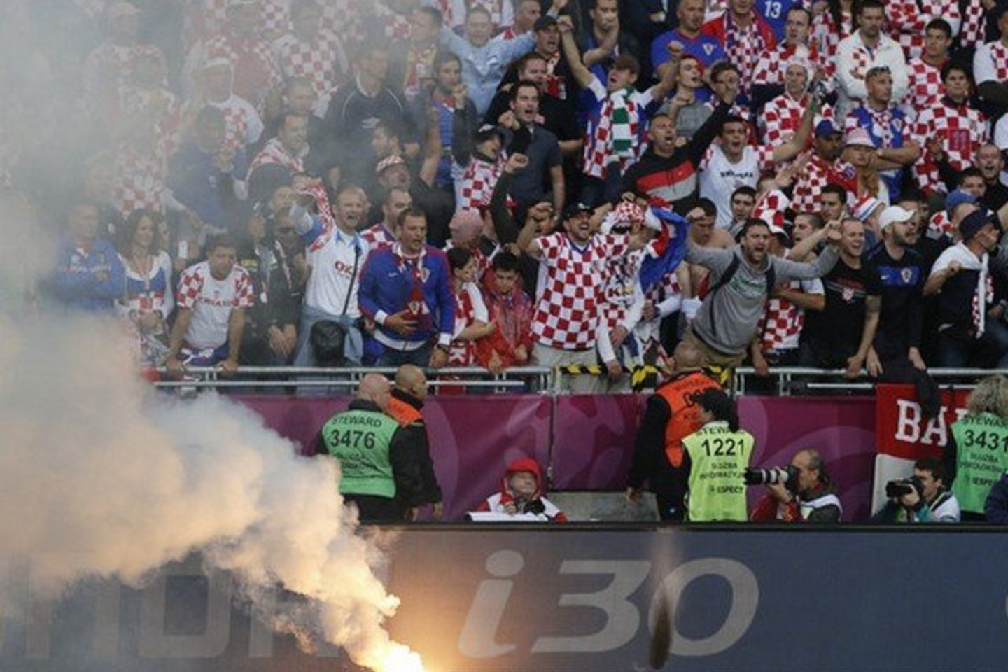 Kroatijos aistruoliai rungtynėse su Italija į aikštę mėtė dūminius užtaisus.