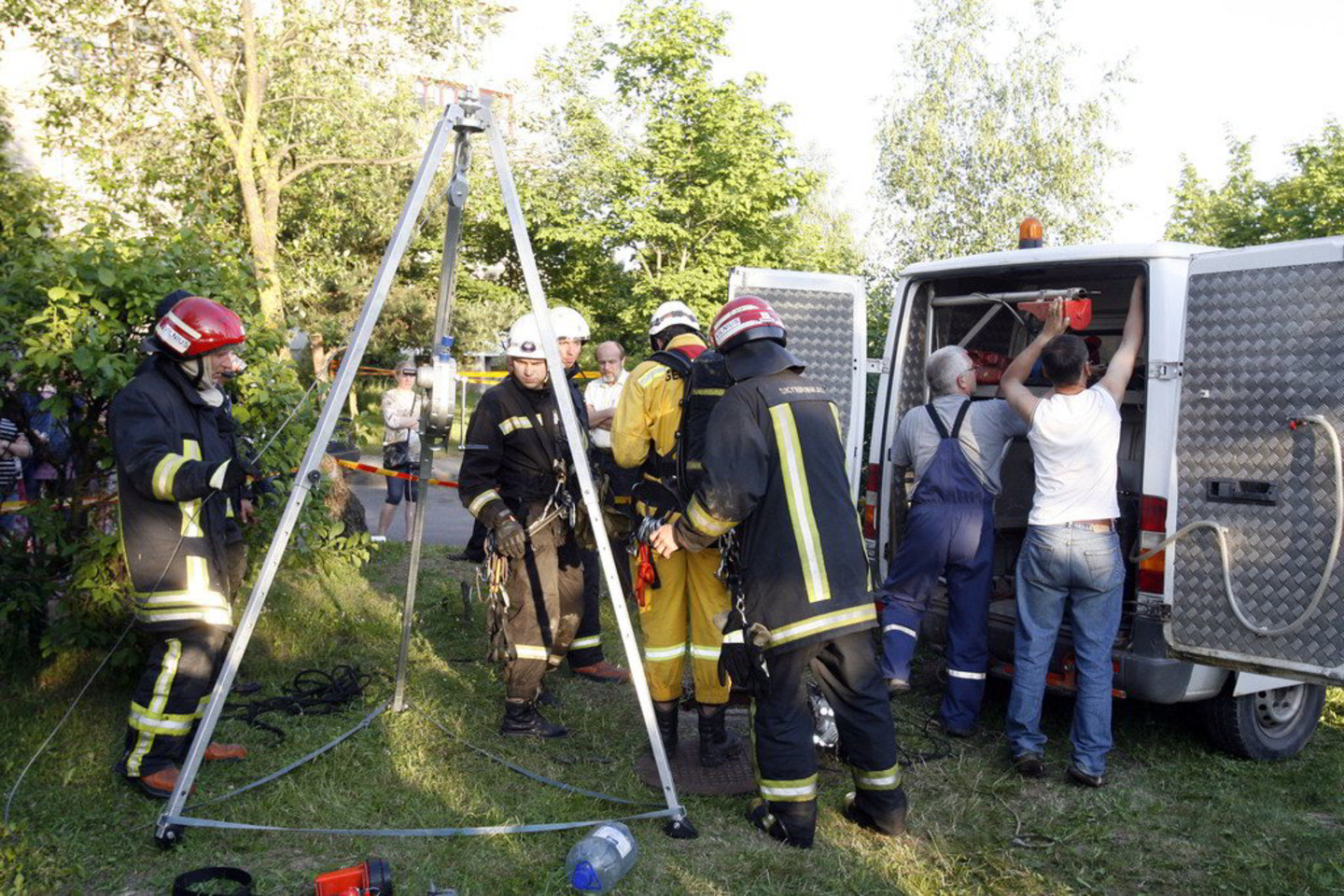Po trijų valandų ugniagesiai gelbėtojai ištraukė darbininką, bet jis neišgyveno.