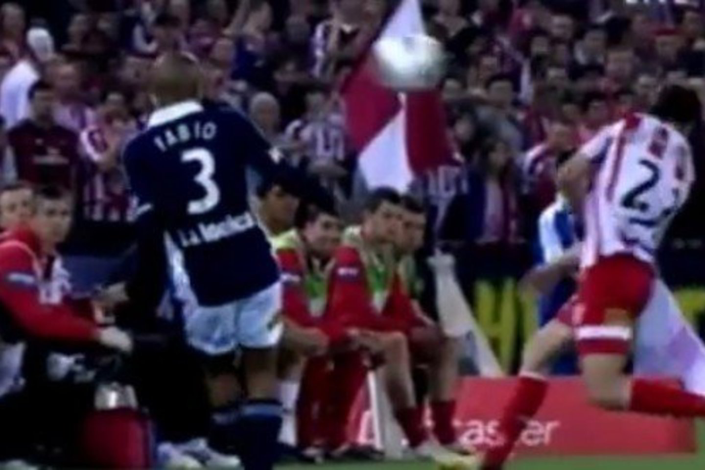 Pažiūrėjus juokingus epizodus susidaro įspūdis, kad Australijoje futbolas aistruoliams suteikia daug vitamino C.