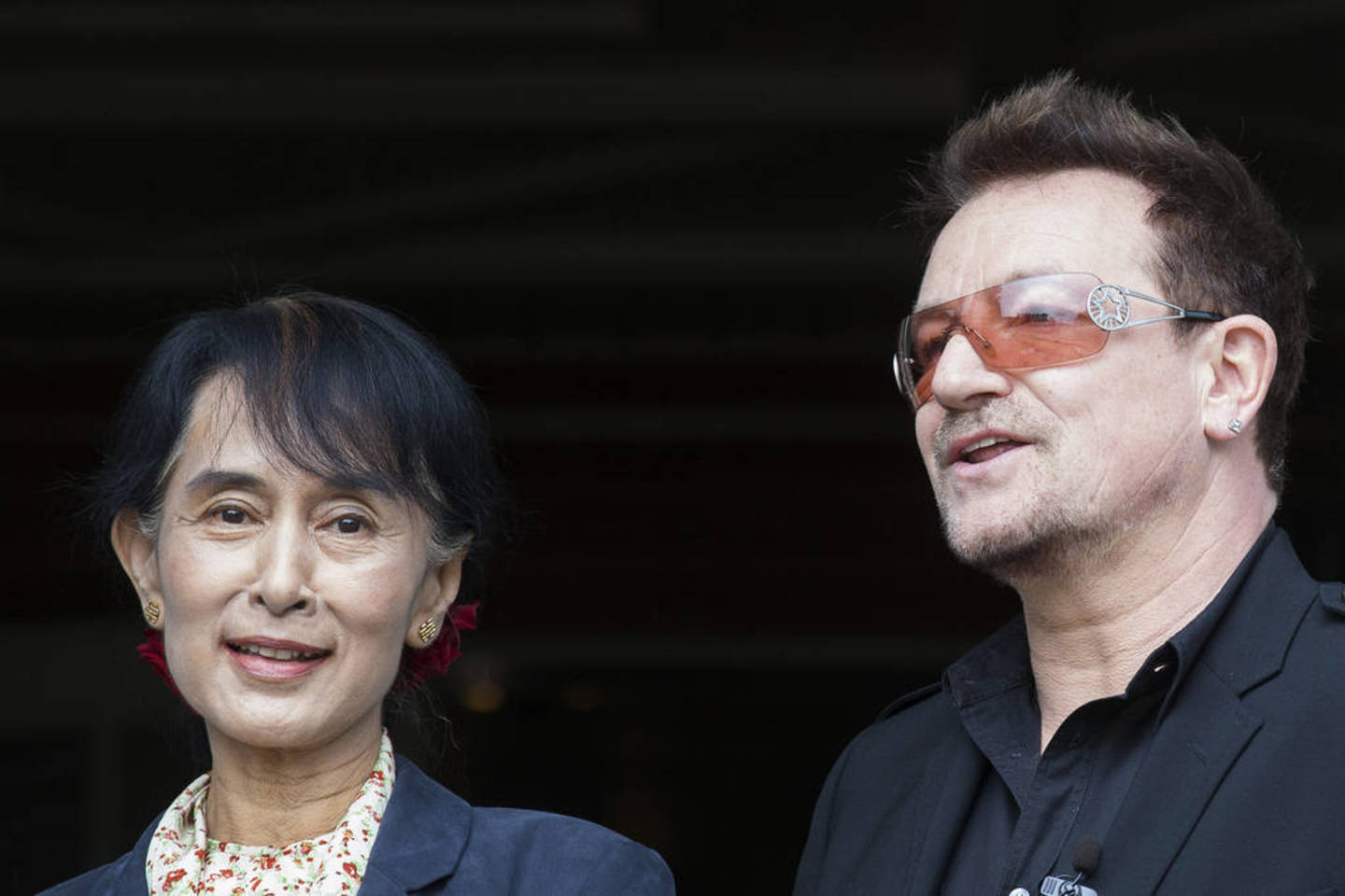 Mianmaro opozicijos lyderė ir Nobelio taikos laureatė Aung San Suu Kyi pirmadienį susitiko su vienu savo didžiausių gerbėjų - grupės „U2“ lyderiu ir aktyvistu Bono.