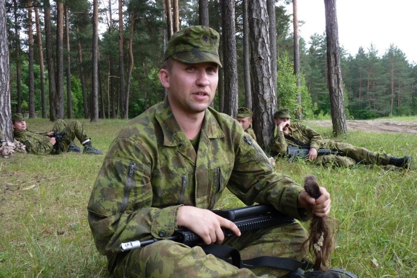 Rezervo karių įžymybe tapo jonavietis R. Kavaliauskas. Jis dar pirmąją kartotinių pratybų dieną nusikirpo plaukus, kuriuos augino nuo privalomosios pradinės karo tarnybos pabaigos 2005 metais.