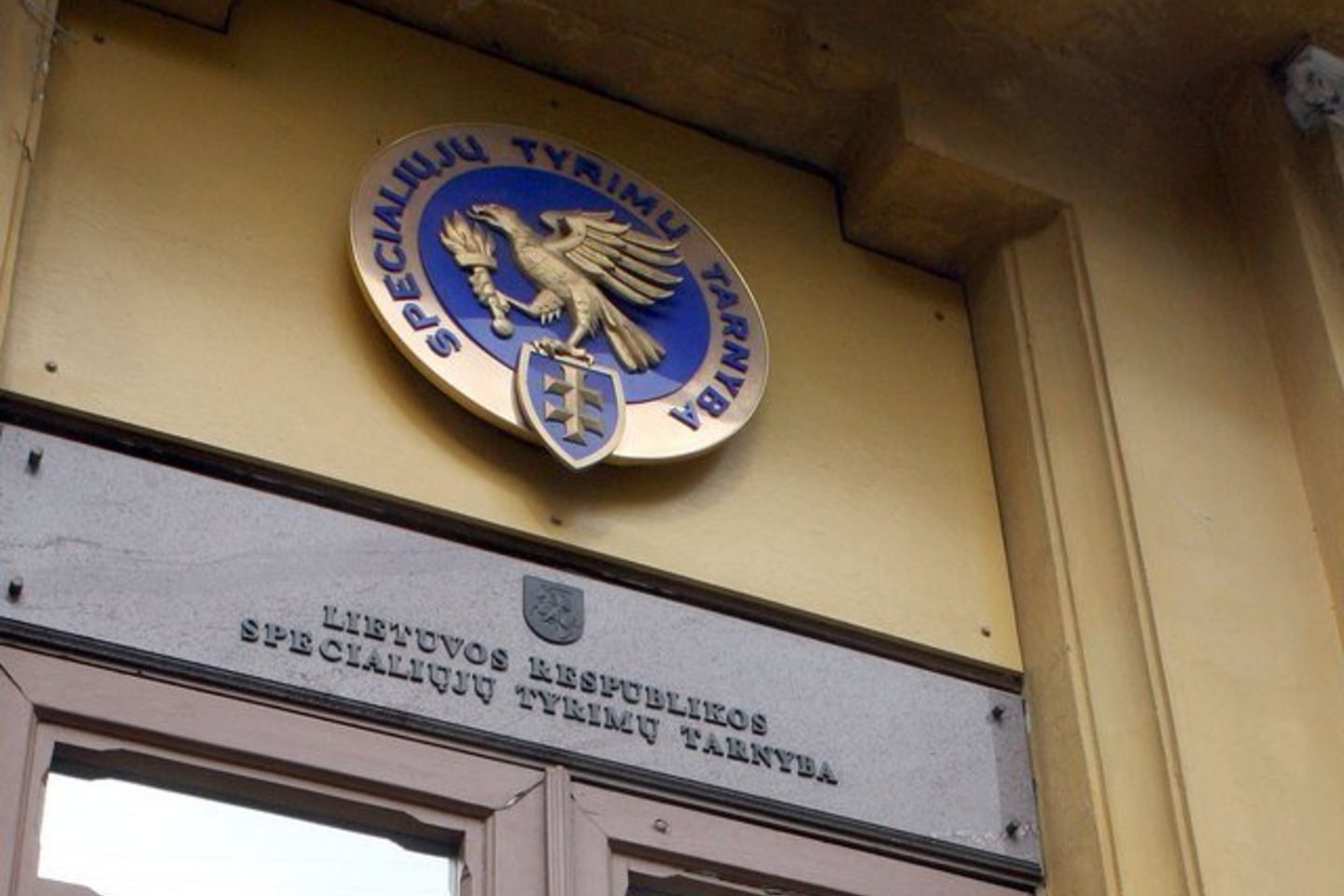 Su korupcija kovojantys pareigūnai atlieka ikiteisminį tyrimą, kurio gijos atvedė į vieną iš ministerijų.
