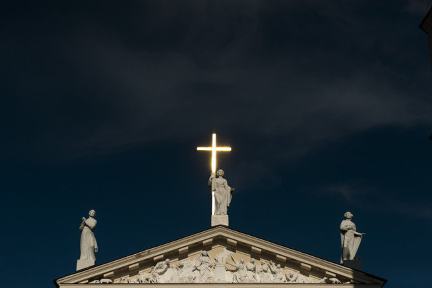 Didžioji pinigų dalis skiriama maldos namams atstatyti.