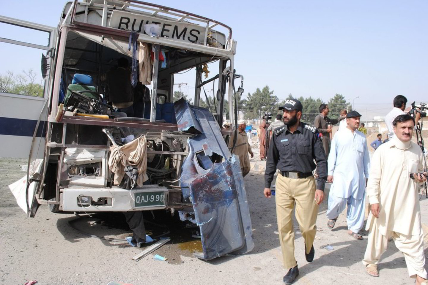 Pakistano pietvakariuose susprogdinus autobusą, keturi žmonės žuvo, o dar 50 buvo sužeista.