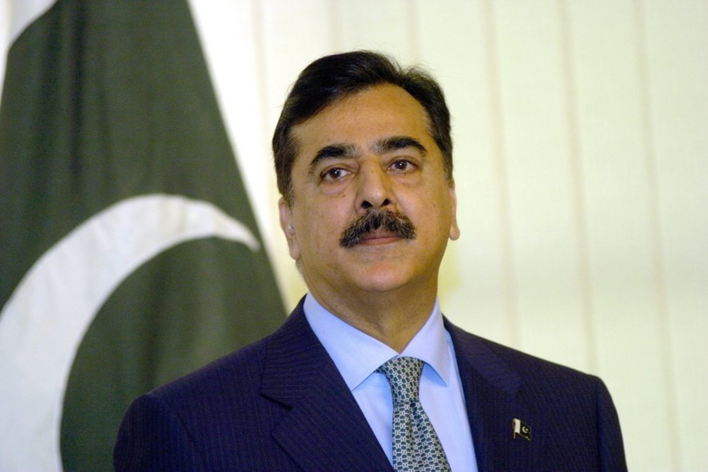 Pakistano aukščiausiasis teismas pašalino ministrą pirmininką Yousufą Raza Gilani iš pareigų.