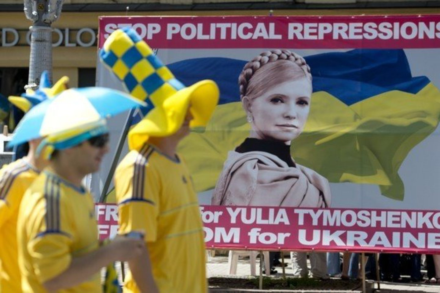 J. Tymošenko dėl prastos sveikatos būklės ne kartą jau atsisakė atvykti į bylos nagrinėjimą.