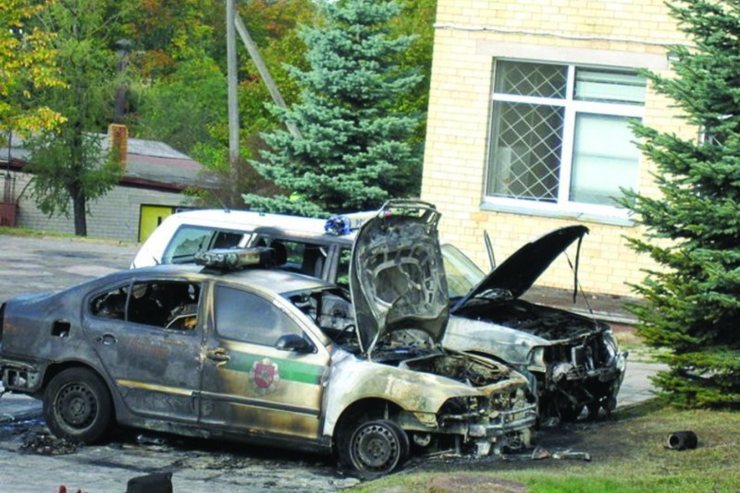 Iš 8 tarnybinių automobilių du buvo sudeginti visiškai.