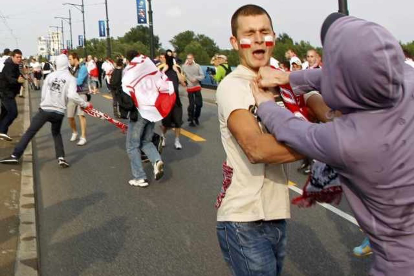 Lenkų sirgaliai pliekėsi ir tarpusavyje