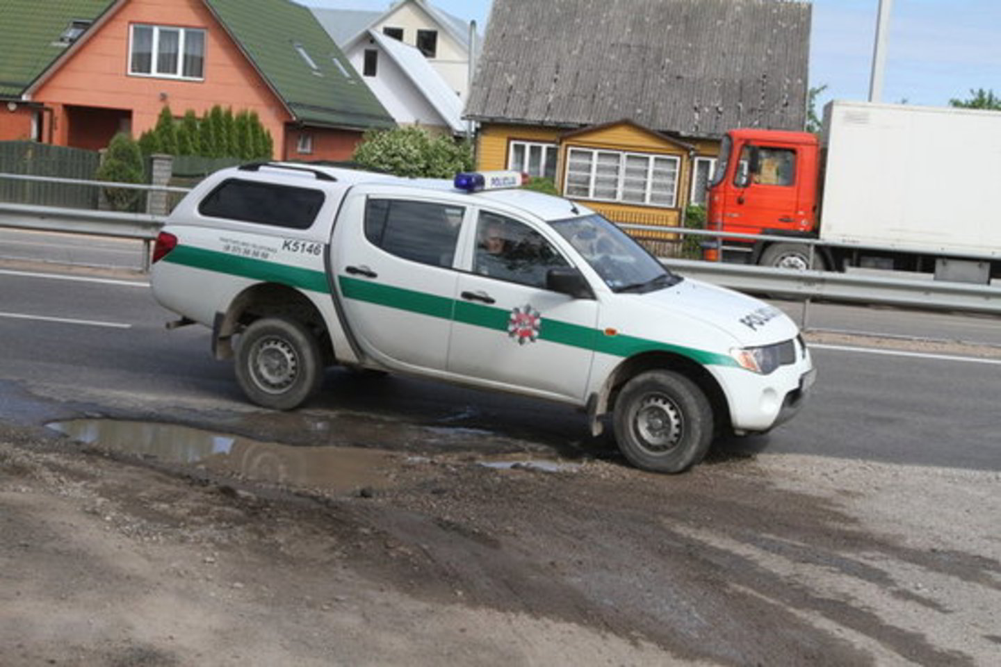 Įtariamieji sulaikyti dviem paroms.