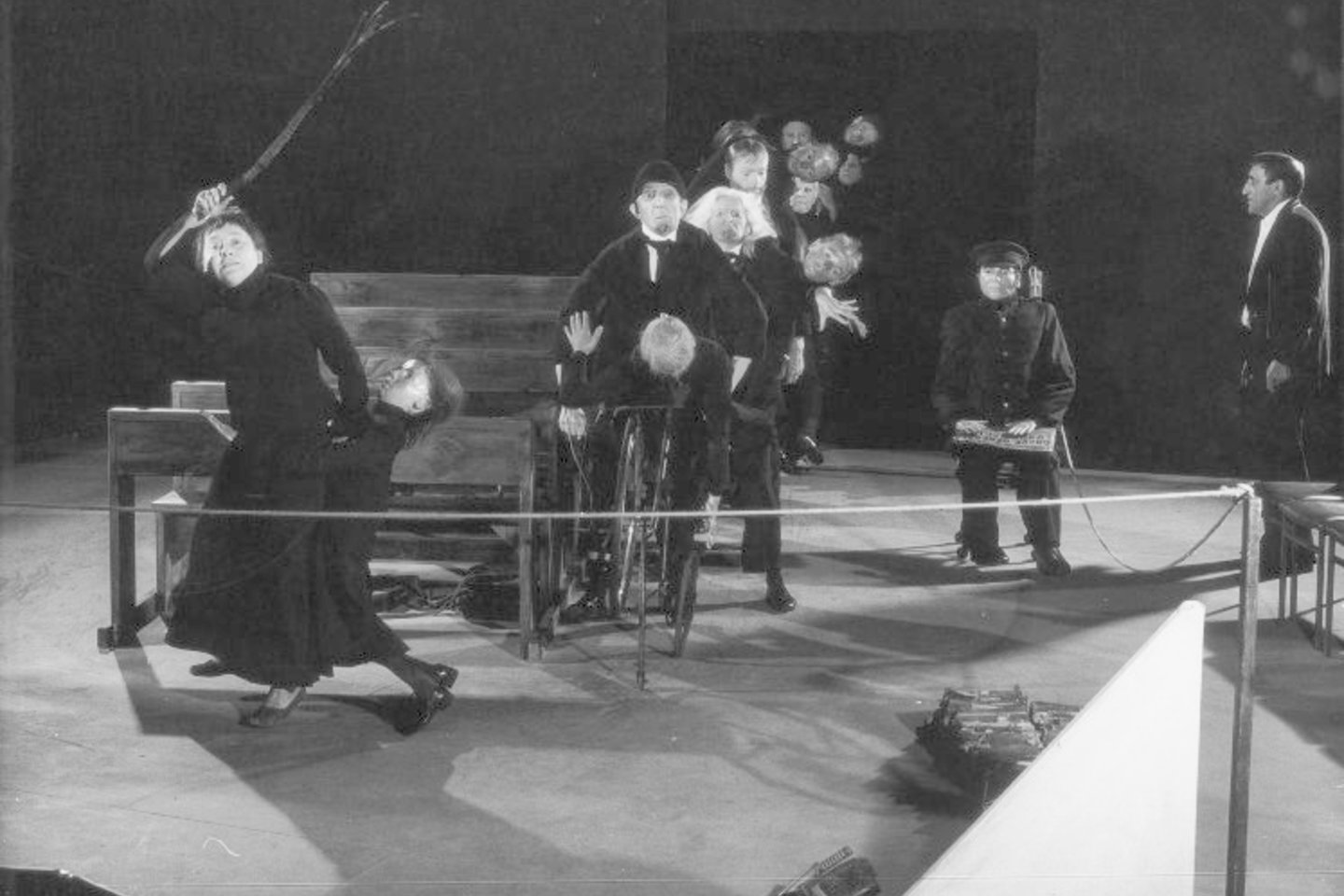 Tadeuszas Kantoras – lenkų tapytojas, piešėjas, scenografas, režisierius, eksperimentinio teatro kūrėjas ir teoretikas.