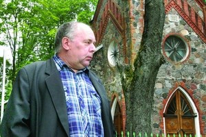 Uolią katalikę laidojo kryžiumi pasirėmęs ir nesąmones tauškiantis girtas kunigas